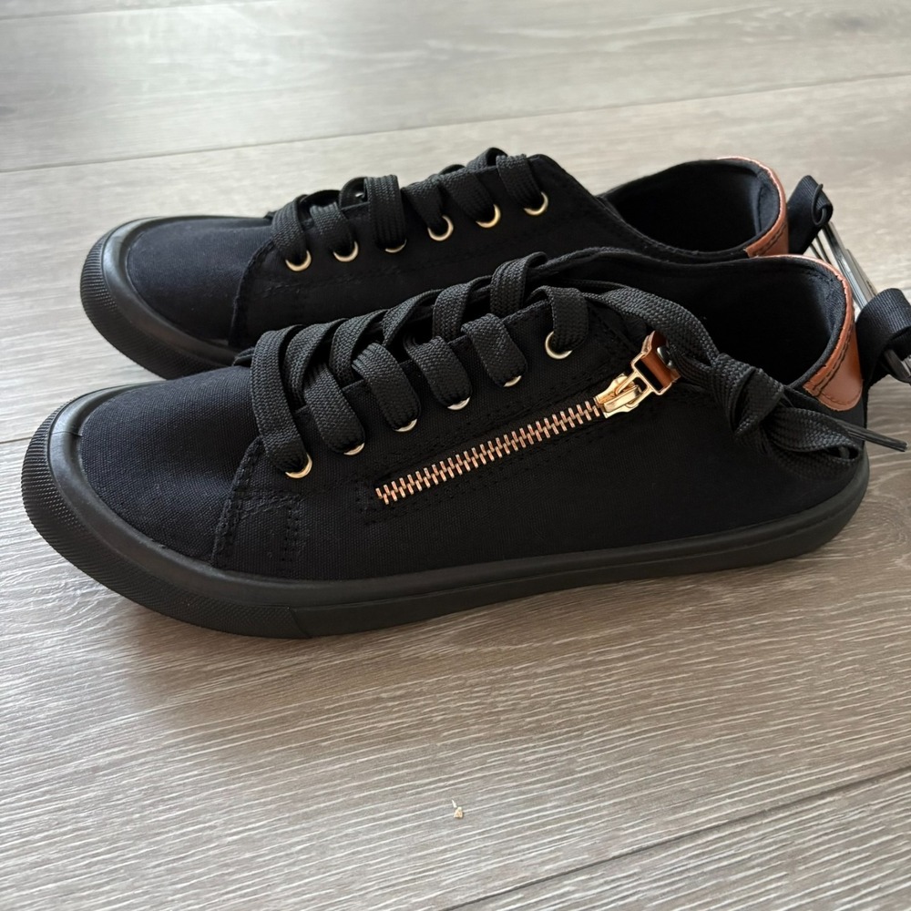 NWT Taxi Womens Black Canvas Zipper Low Top Lace Up Sneaker Shoes Size 8.5 - Picture 2 of 14